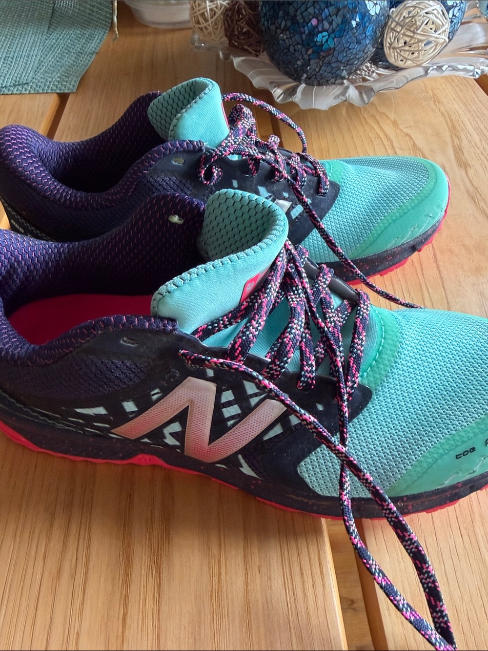 New Balance Women’s Teal and Pink Athletic Running Shoes - Picture 3 of 4